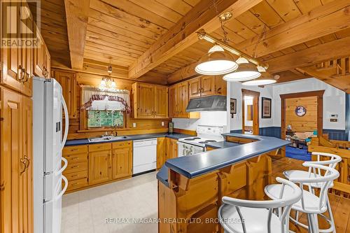 8 Four Mile Creek Road, Niagara-On-The-Lake (105 - St. Davids), ON - Indoor Photo Showing Kitchen With Double Sink