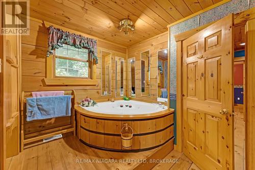 8 Four Mile Creek Road, Niagara-On-The-Lake (105 - St. Davids), ON - Indoor Photo Showing Bathroom