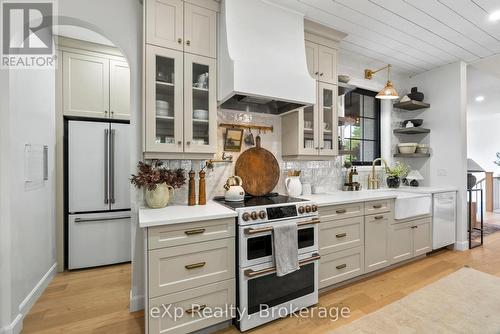 63 Regency Drive, Minto (Clifford), ON - Indoor Photo Showing Kitchen With Upgraded Kitchen