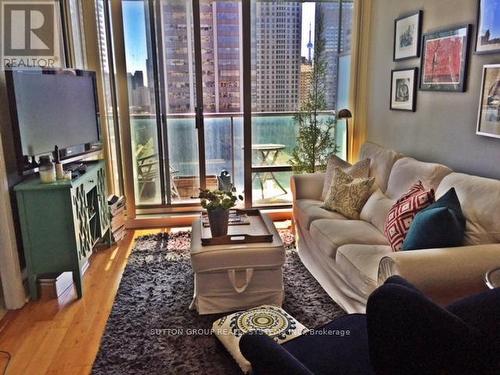 1403 - 18 Yorkville Avenue, Toronto, ON - Indoor Photo Showing Living Room