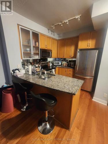 1403 - 18 Yorkville Avenue, Toronto, ON - Indoor Photo Showing Kitchen