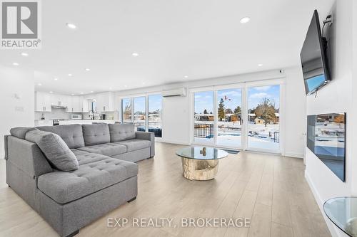 72 Willowbank Road W, Gananoque, ON - Indoor Photo Showing Living Room