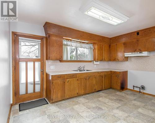 121 Forks Road, Welland (774 - Dain City), ON - Indoor Photo Showing Kitchen With Double Sink