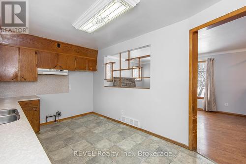 121 Forks Road, Welland (774 - Dain City), ON - Indoor Photo Showing Kitchen With Double Sink