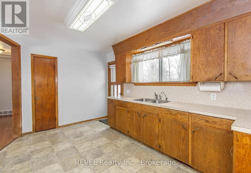 121 Forks Road, Welland (774 - Dain City), ON - Indoor Photo Showing Kitchen With Double Sink