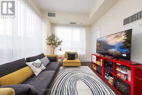 106 - 120 Harrison Garden Boulevard, Toronto, ON - Indoor Photo Showing Living Room