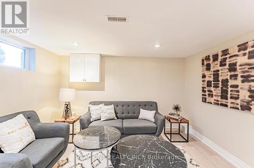 127 Cascade Circle, Richmond Hill, ON - Indoor Photo Showing Living Room