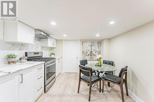 127 Cascade Circle, Richmond Hill, ON - Indoor Photo Showing Kitchen