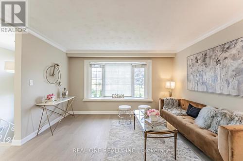 127 Cascade Circle, Richmond Hill, ON - Indoor Photo Showing Living Room