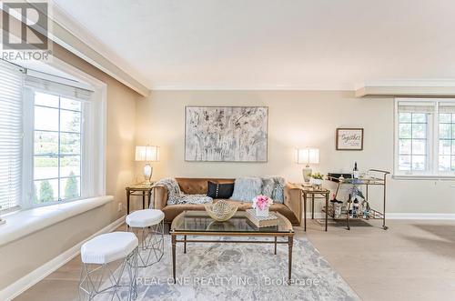 127 Cascade Circle, Richmond Hill, ON - Indoor Photo Showing Living Room