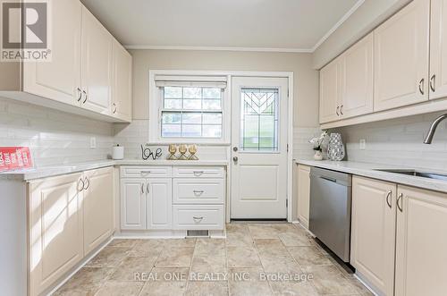 127 Cascade Circle, Richmond Hill, ON - Indoor Photo Showing Kitchen