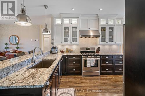 153 Michelle Court, Welland (772 - Broadway), ON - Indoor Photo Showing Kitchen With Upgraded Kitchen