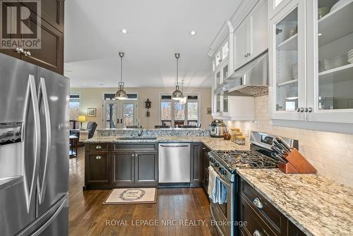 153 Michelle Court, Welland (772 - Broadway), ON - Indoor Photo Showing Kitchen With Upgraded Kitchen