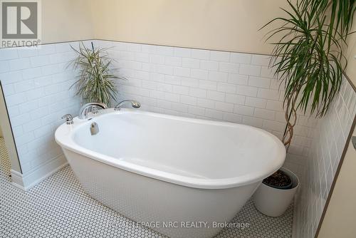 153 Michelle Court, Welland (772 - Broadway), ON - Indoor Photo Showing Bathroom