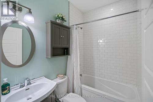 153 Michelle Court, Welland (772 - Broadway), ON - Indoor Photo Showing Bathroom