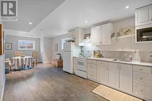 153 Michelle Court, Welland (772 - Broadway), ON - Indoor Photo Showing Kitchen