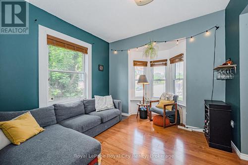 90 Neeve Street, Guelph (Two Rivers), ON - Indoor Photo Showing Living Room