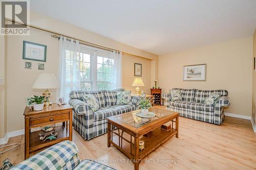 61 - 3029 Glencrest Road, Burlington, ON - Indoor Photo Showing Living Room