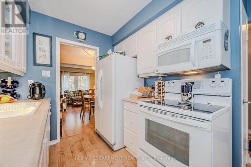 61 - 3029 Glencrest Road, Burlington, ON - Indoor Photo Showing Kitchen