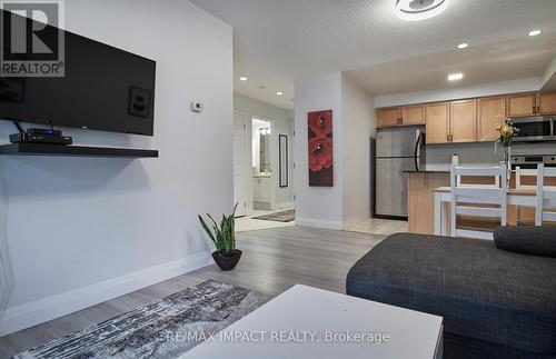 105 - 61 Clarington Boulevard N, Clarington (Bowmanville), ON - Indoor Photo Showing Kitchen