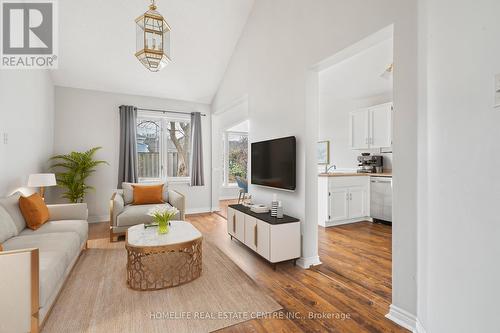 9 Wentworth Drive, Grimsby, ON - Indoor Photo Showing Living Room