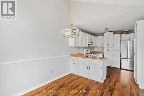 9 Wentworth Drive, Grimsby, ON - Indoor Photo Showing Kitchen With Double Sink