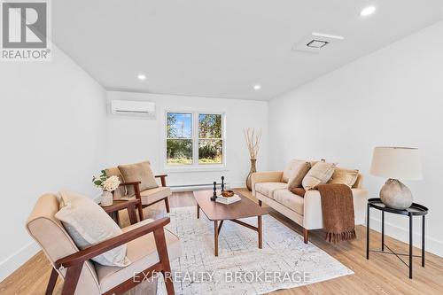 412 Main Street, Prince Edward County (Bloomfield), ON - Indoor Photo Showing Living Room