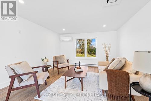 412 Main Street, Prince Edward County (Bloomfield), ON - Indoor Photo Showing Living Room