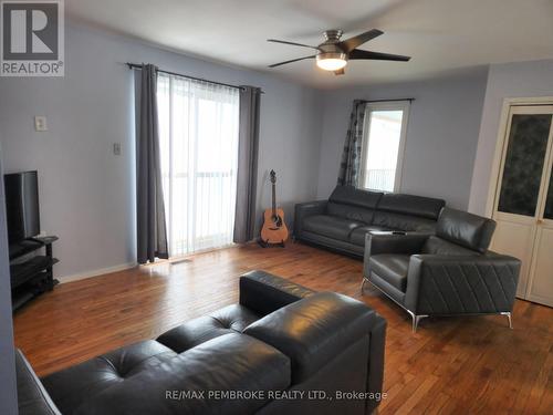 3258 Grants Settlement Road, Whitewater Region, ON - Indoor Photo Showing Living Room