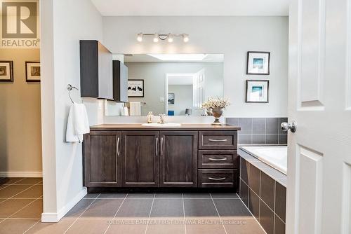 521 Rouncey Road, Ottawa, ON - Indoor Photo Showing Bathroom