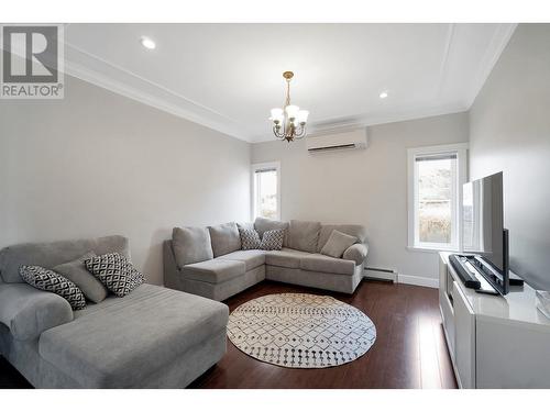 4201 Falcon Crest Drive, Merritt, BC - Indoor Photo Showing Living Room