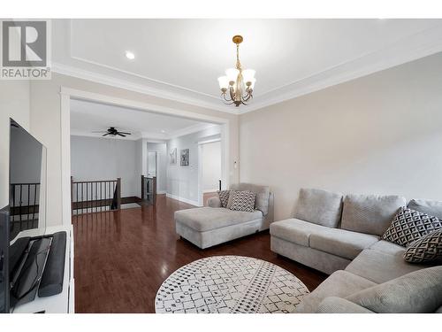 4201 Falcon Crest Drive, Merritt, BC - Indoor Photo Showing Living Room