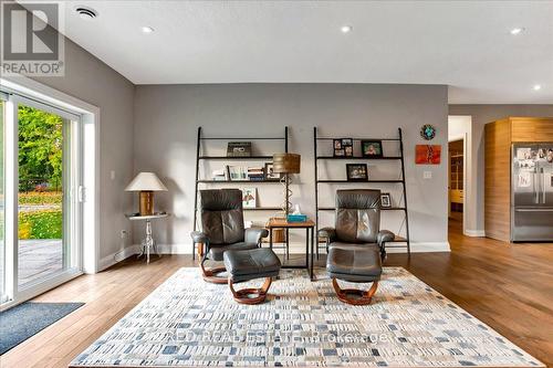 88 Cook Street, Barrie, ON - Indoor Photo Showing Living Room