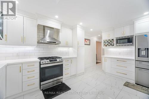 277 Centre Street N, Brampton, ON - Indoor Photo Showing Kitchen With Upgraded Kitchen