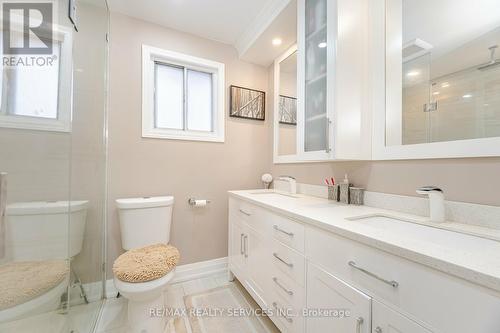 277 Centre Street N, Brampton, ON - Indoor Photo Showing Bathroom