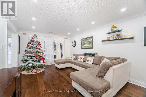 277 Centre Street N, Brampton, ON - Indoor Photo Showing Living Room