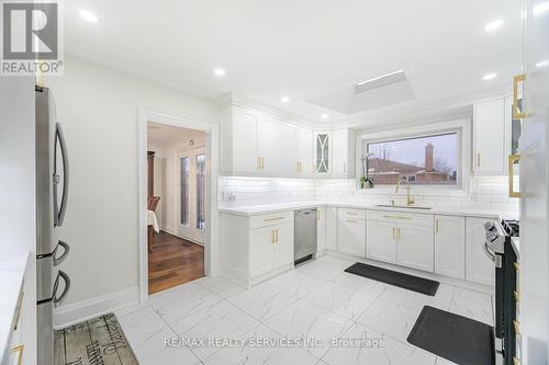 277 Centre Street N, Brampton, ON - Indoor Photo Showing Kitchen