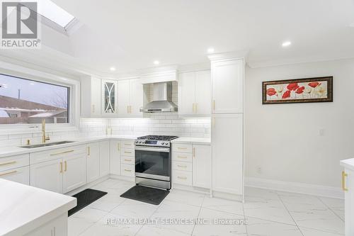 277 Centre Street N, Brampton, ON - Indoor Photo Showing Kitchen