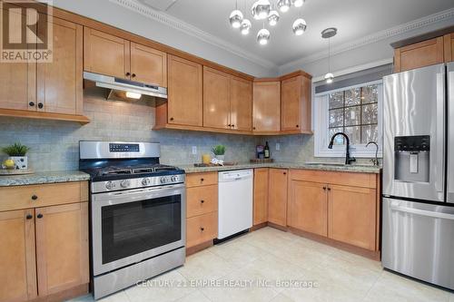 29 Flowertown Ave Brampton Avenue, Brampton, ON - Indoor Photo Showing Kitchen