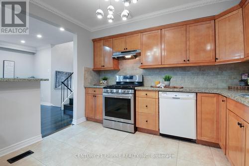 29 Flowertown Ave Brampton Avenue, Brampton, ON - Indoor Photo Showing Kitchen