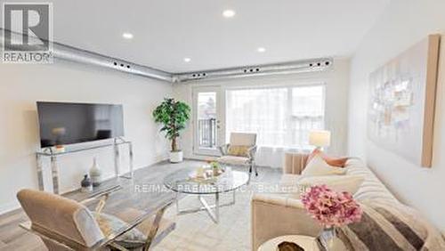 391 Royal York Road, Toronto, ON - Indoor Photo Showing Living Room