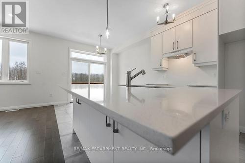 199 Alessio Drive, Hamilton, ON - Indoor Photo Showing Kitchen