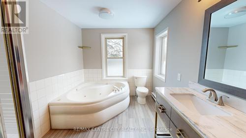 821 Wharncliffe Road S, London, ON - Indoor Photo Showing Bathroom