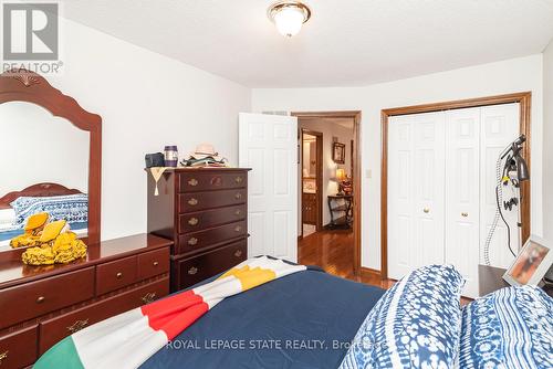 16 Chelsea Crescent, Hamilton, ON - Indoor Photo Showing Bedroom