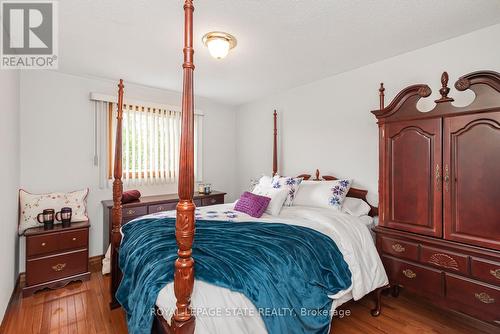 16 Chelsea Crescent, Hamilton, ON - Indoor Photo Showing Bedroom