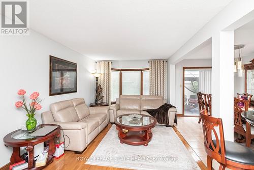 16 Chelsea Crescent, Hamilton, ON - Indoor Photo Showing Living Room