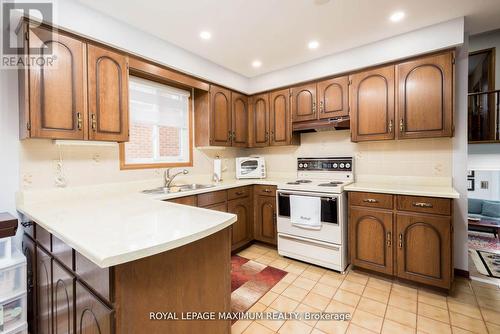 44 Flagstick Court, Toronto, ON - Indoor Photo Showing Kitchen