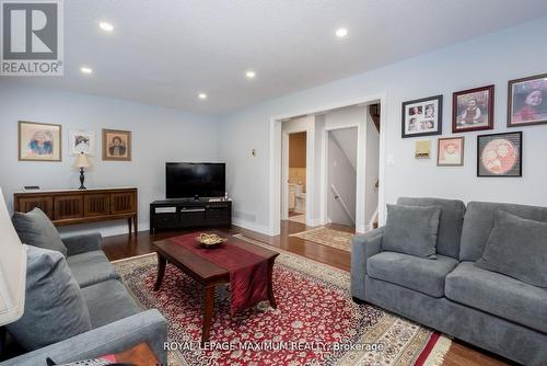 44 Flagstick Court, Toronto, ON - Indoor Photo Showing Living Room