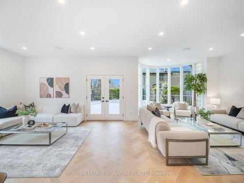 61 Bennington Heights Dr, Toronto, ON - Indoor Photo Showing Living Room