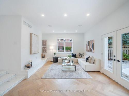 61 Bennington Heights Dr, Toronto, ON - Indoor Photo Showing Living Room